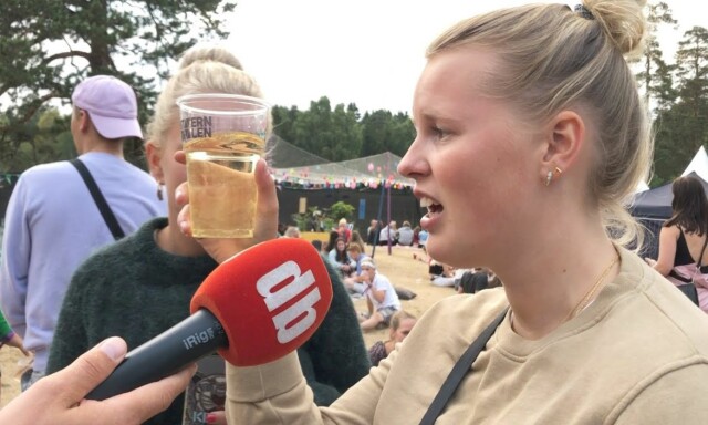 - HVA! Nesten 100 kroner og i plastglass?